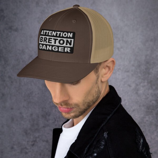 retro-trucker-hat-brown-khaki-left-6989d44c8a1fe.jpg Casquette Trucker ATTENTION BRETON DANGER Noir & Blanc
