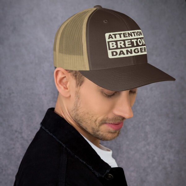 retro-trucker-hat-brown-khaki-right-699c4b1801ae3.jpg Casquette Trucker Brodée ATTENTION BRETON DANGER Coloré