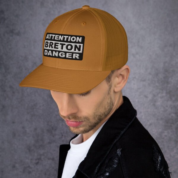 retro-trucker-hat-caramel-left-6989d44c8becf.jpg Casquette Trucker ATTENTION BRETON DANGER Noir & Blanc