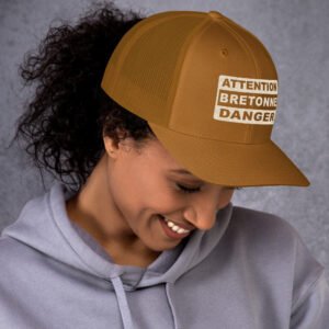retro-trucker-hat-caramel-right-698b3afc72038.jpg Casquette trucker ATTENTION BRETONNE DANGER Coloré – Yupoong 6606
