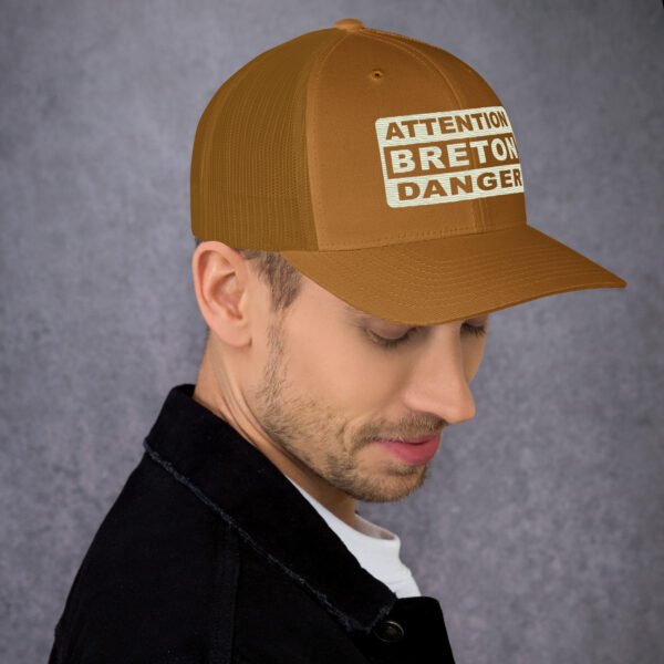 retro-trucker-hat-caramel-right-699c4b1ac2138.jpg Casquette Trucker Brodée ATTENTION BRETON DANGER Coloré