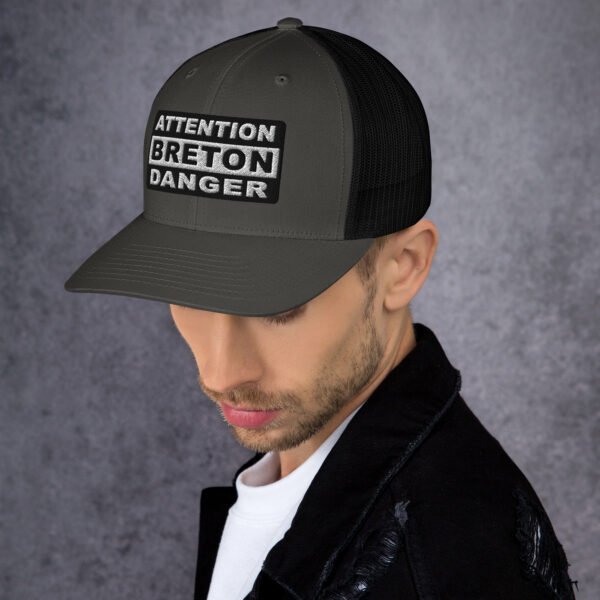 retro-trucker-hat-charcoal-black-left-6989d44c88ba0.jpg Casquette Trucker ATTENTION BRETON DANGER Noir & Blanc