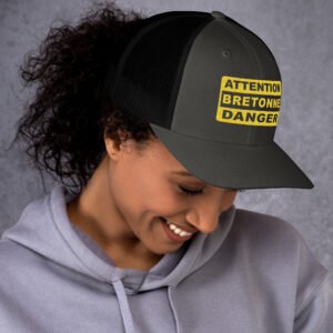retro-trucker-hat-charcoal-black-right-698b3b326059a.jpg Casquette trucker ATTENTION BRETONNE DANGER Coloré – Yupoong 6606