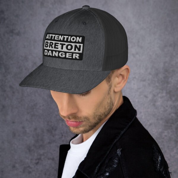 retro-trucker-hat-dark-heather-gray-left-6989d44c8aa9b.jpg Casquette Trucker ATTENTION BRETON DANGER Noir & Blanc