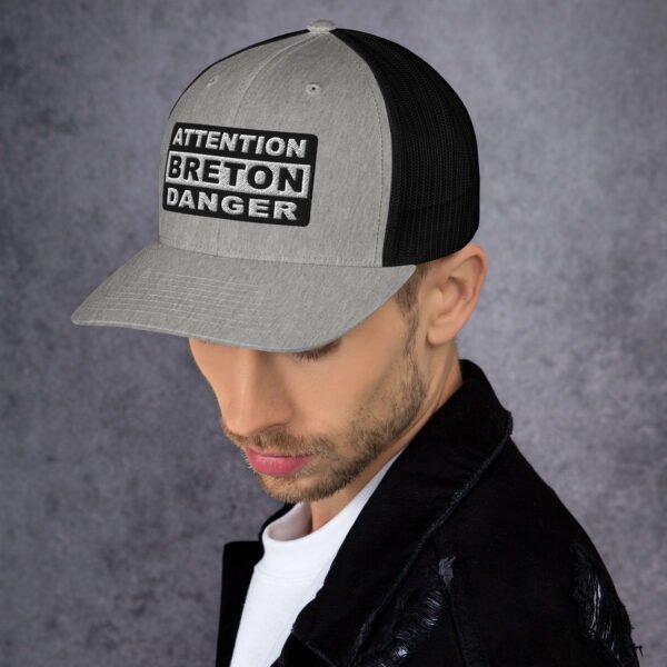 retro-trucker-hat-heather-black-left-6989d44c8ca71.jpg Casquette Trucker ATTENTION BRETON DANGER Noir & Blanc
