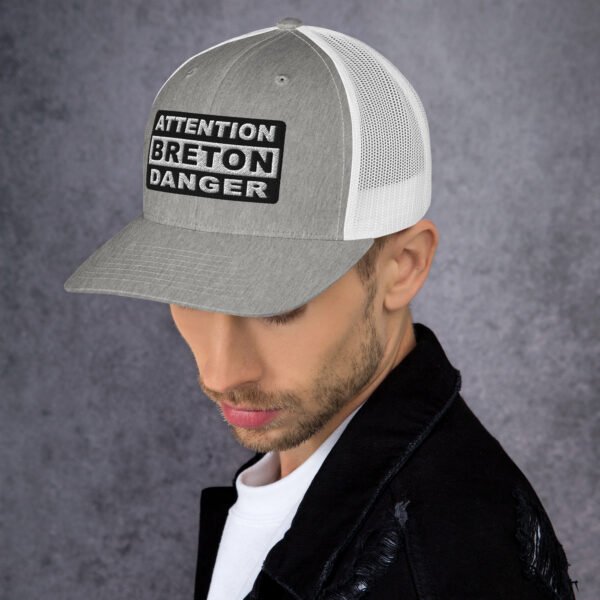 retro-trucker-hat-heather-grey-white-left-6989d44c8d662.jpg Casquette Trucker ATTENTION BRETON DANGER Noir & Blanc