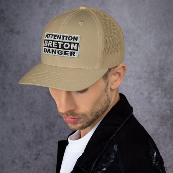 retro-trucker-hat-khaki-left-6989cc9455f80.jpg Casquette Trucker ATTENTION BRETON DANGER Noir & Blanc