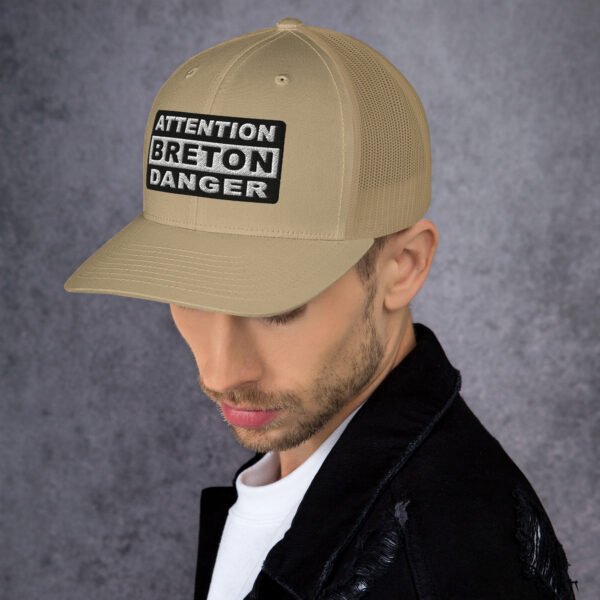retro-trucker-hat-khaki-left-6989d44c8f13e.jpg Casquette Trucker ATTENTION BRETON DANGER Noir & Blanc