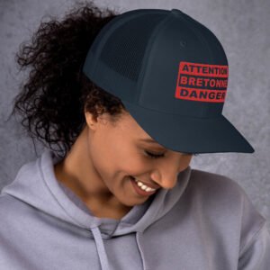 retro-trucker-hat-navy-right-698b3ed1e808f.jpg Casquette trucker ATTENTION BRETONNE DANGER Coloré – Yupoong 6606
