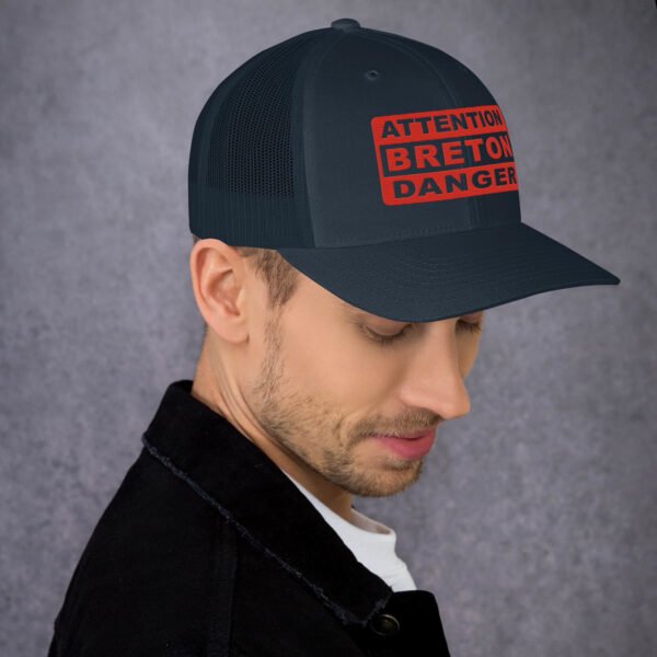 retro-trucker-hat-navy-right-699c4b508333a.jpg Casquette Trucker Brodée ATTENTION BRETON DANGER Coloré