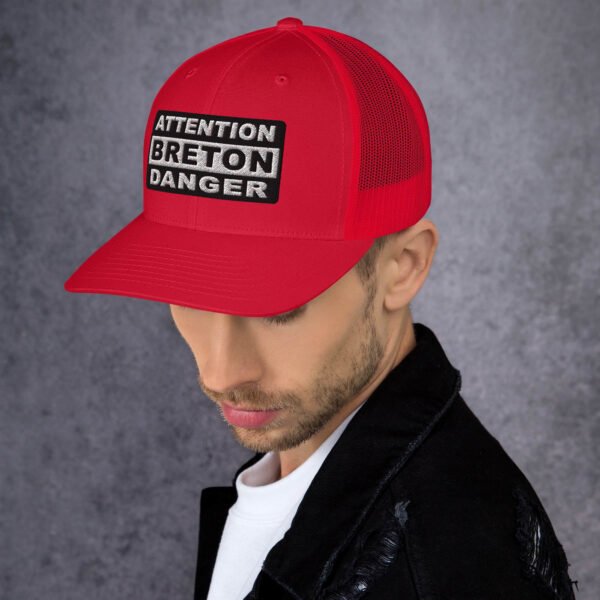 retro-trucker-hat-red-left-6989d44c89999.jpg Casquette Trucker ATTENTION BRETON DANGER Noir & Blanc