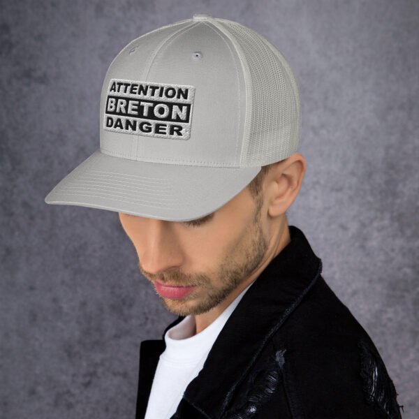 retro-trucker-hat-silver-left-6989cc945508c.jpg Casquette Trucker ATTENTION BRETON DANGER Noir & Blanc