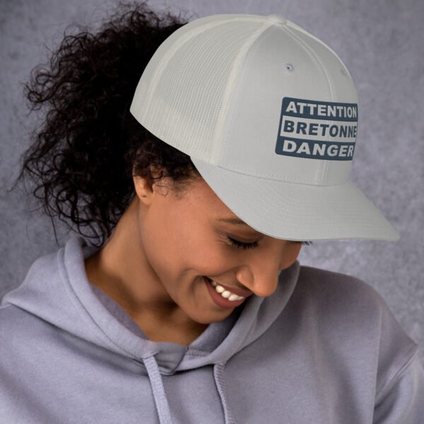 retro-trucker-hat-silver-right-698b3f76a6c46.jpg Casquette trucker ATTENTION BRETONNE DANGER Coloré – Yupoong 6606