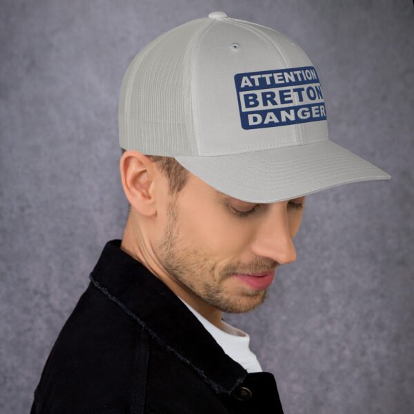 retro-trucker-hat-silver-right-699c4b57a13c1.jpg Casquette Trucker Brodée ATTENTION BRETON DANGER Coloré